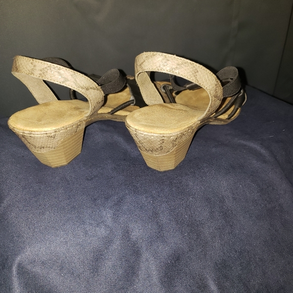 Low heeled sandals - Picture 2 of 3